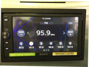 Sony XAV-AX100 Review - FM radio screen.