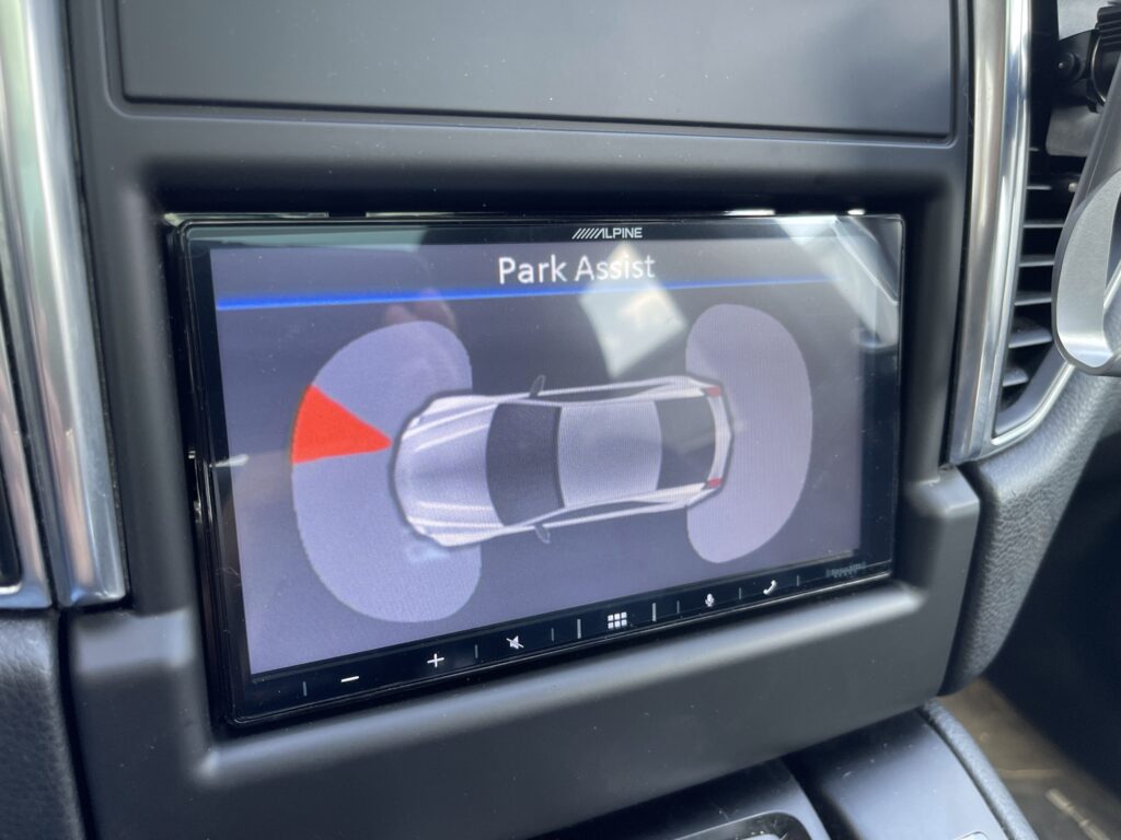 Porsche Macan - park sensors retained Alpine iLX-W650.