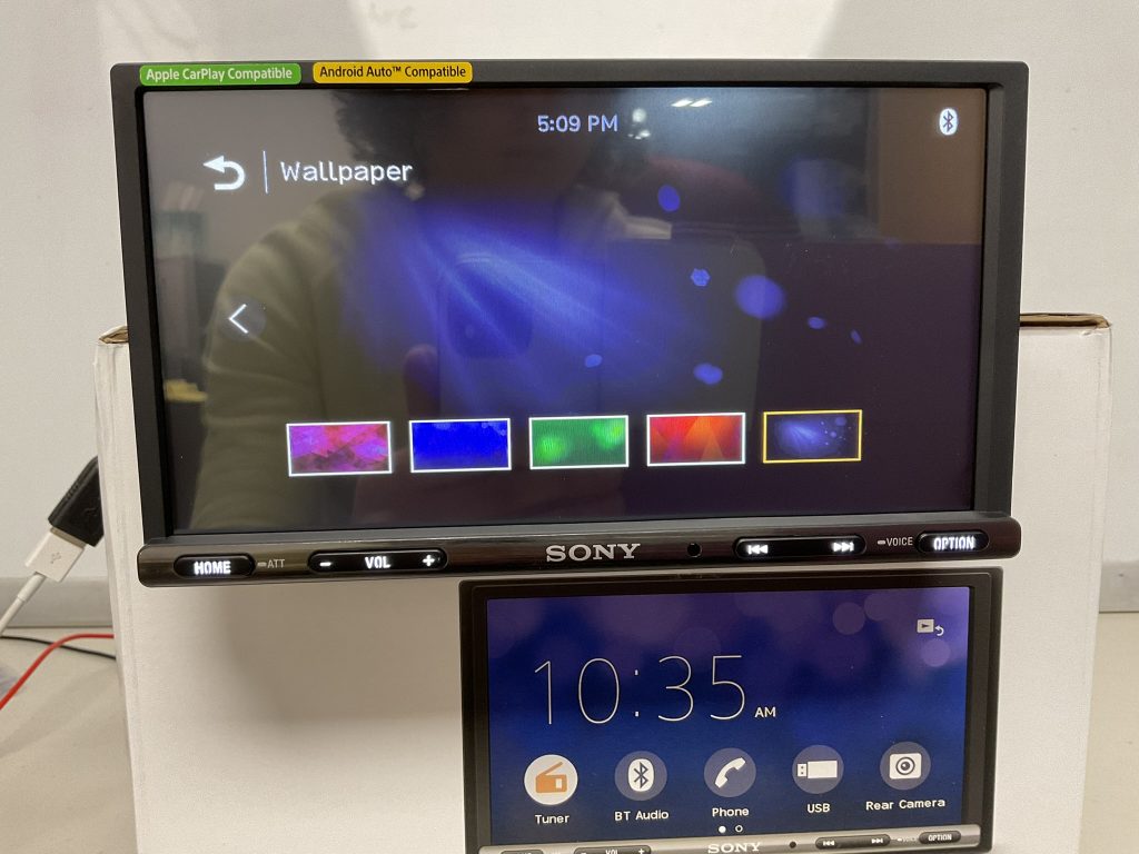 Sony XAV-AX150 background color options.